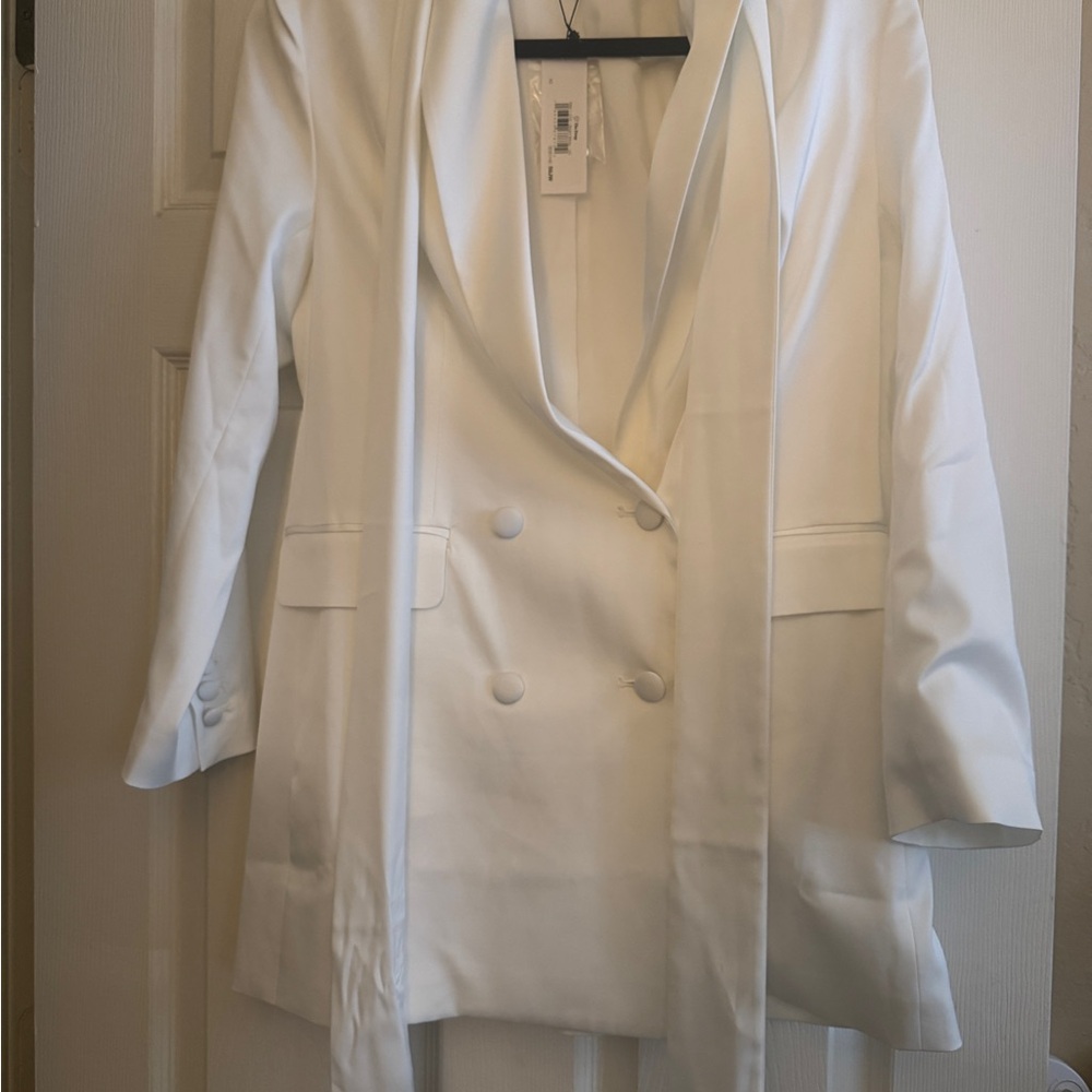 Chic White Women's Double-Breasted Blazer